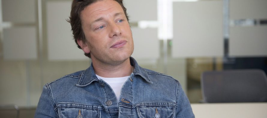 Brittiläinen TV-kokki Jamie Oliver sulkee Brexitin vuoksi kuusi ravintolaa